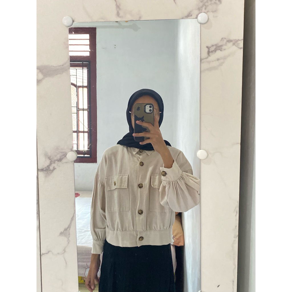 blouse atau cardigan warna nude