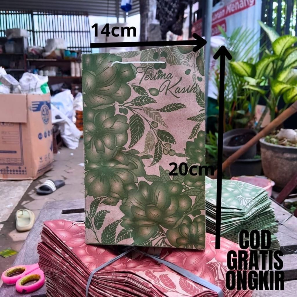 

(Isi 50 pcs) Paperbag UK 14X6X20 cm/ Paperbag Motif/ Tas Souvenir/ Paperbag Batik