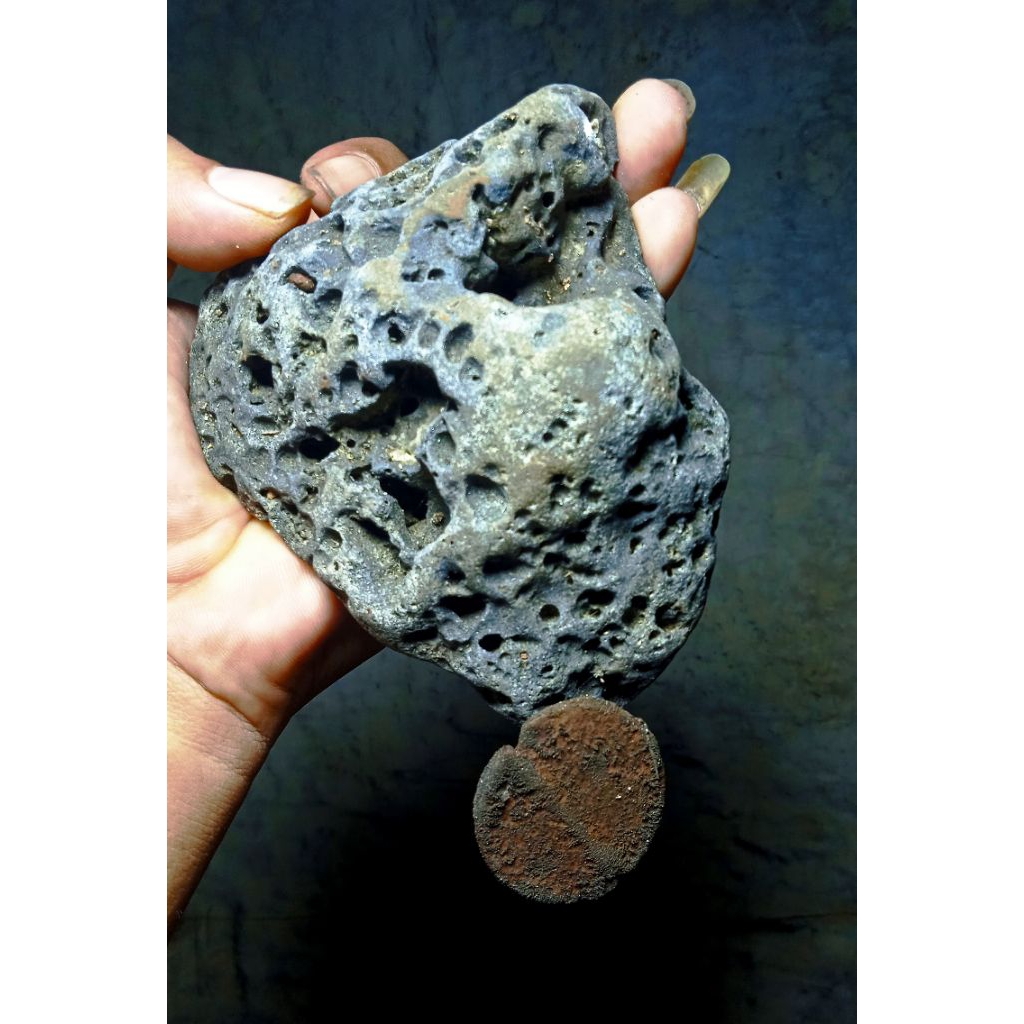 batu meteor hitam nempel magnit