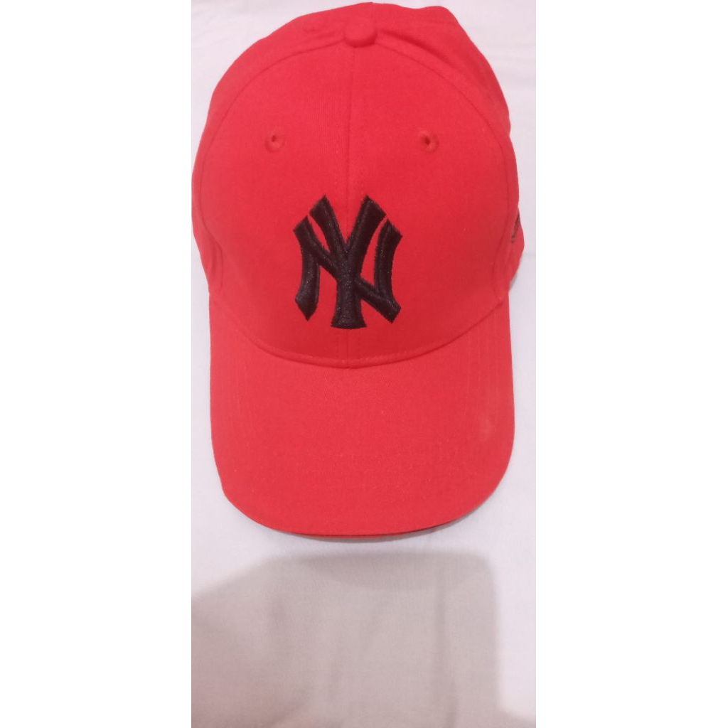 Topi NY merah