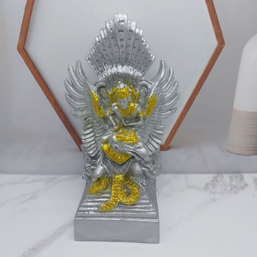 Miniatur pajangan ruang tamu aesthetic patung garuda wisnu kencana GWK Bali warna silver