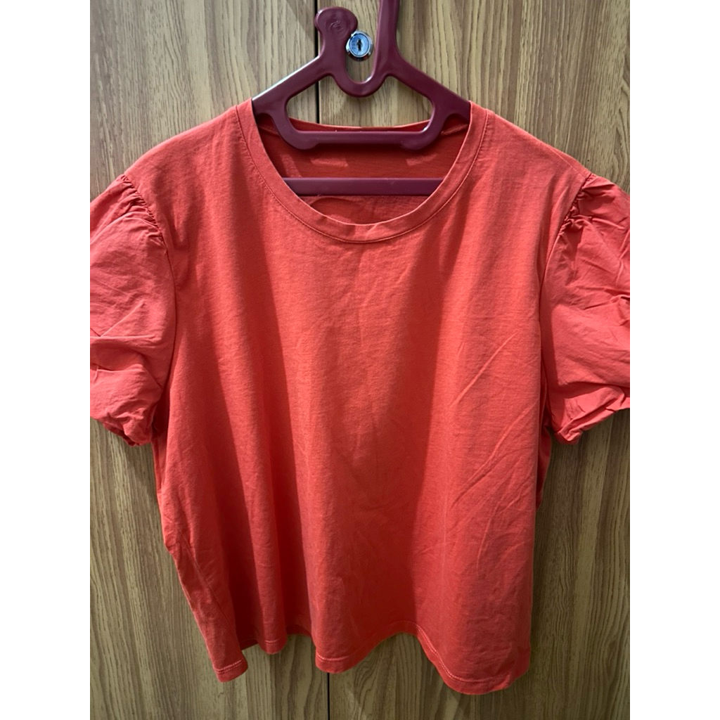 Blouse Atasan Wanita Motif Polos Model Lengan Puff Warna Merah Coral Merk Zara (Original)