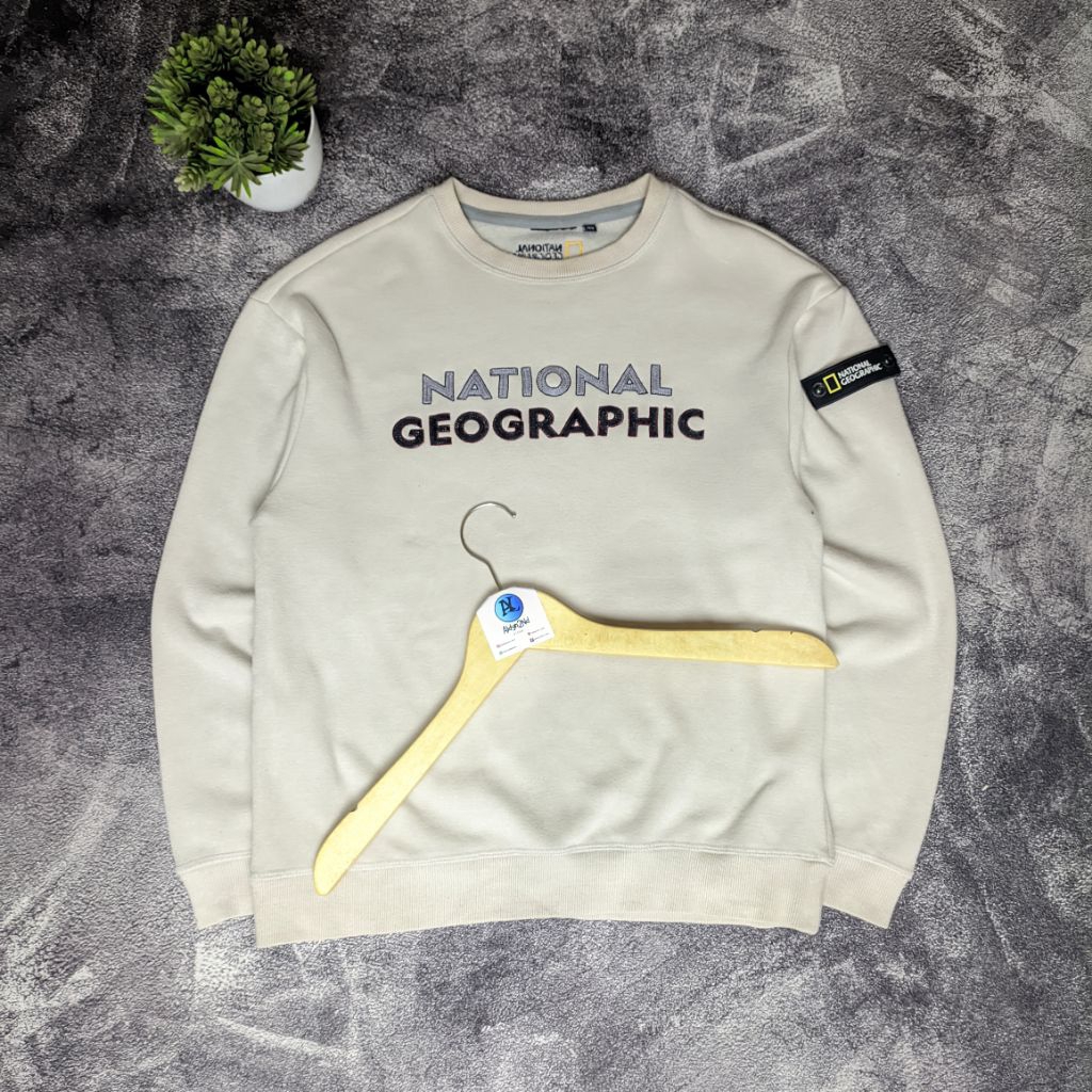 Crewneck Sweater Pria National Geographic Patch Krem Tulisan Bordir Size M Second