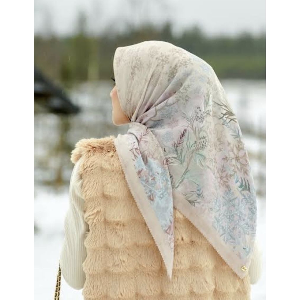 Buttonscarves Frozen Almond