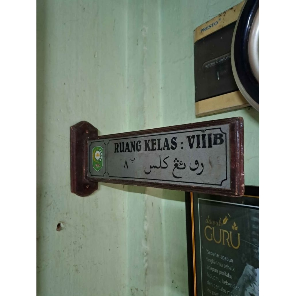 

Papan nama kelas "luar jawa (SIAK)" Bolak-balik. Bahan kayu