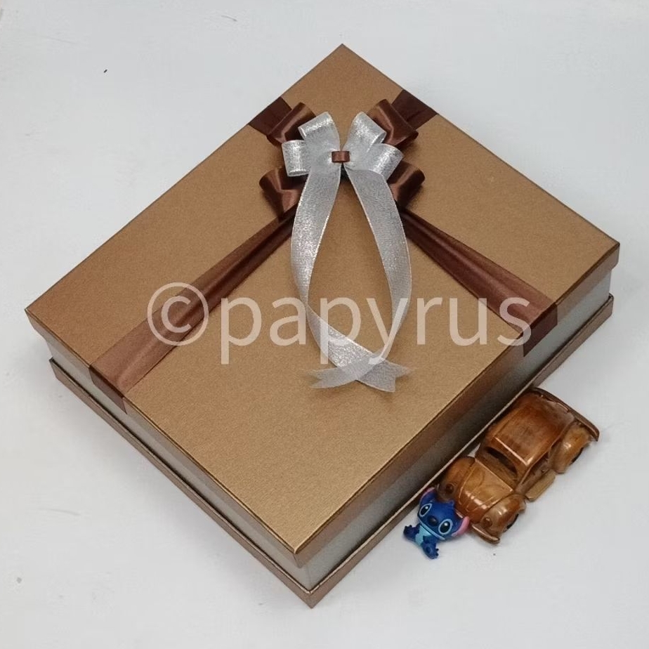 

PAPYRUS Sandwich 30x35 Tinggi 10cm Kotak Kado Gift Box Hadiah V1