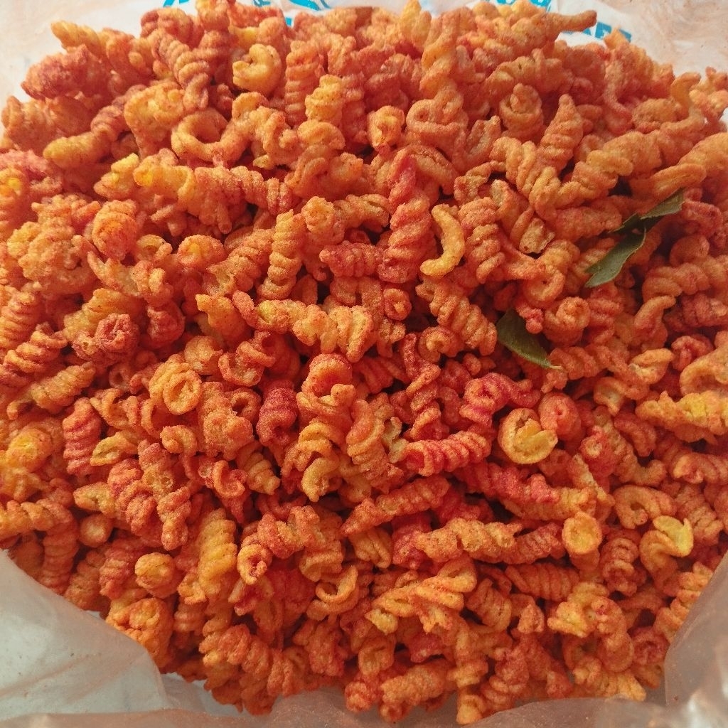 

Camilan Pedas Makaroni Spiral Goreng | Camilan Makaroni Spiral Pedas | Aneka Camilan dan Snack Onlina Jogja