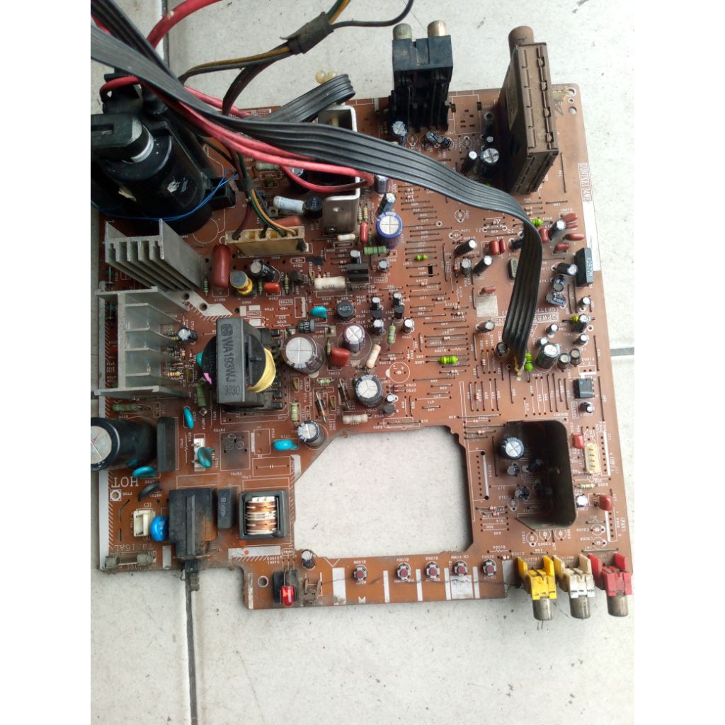 Mesin TV tabung flat 21inc merk Sharp Piccolo, normal.