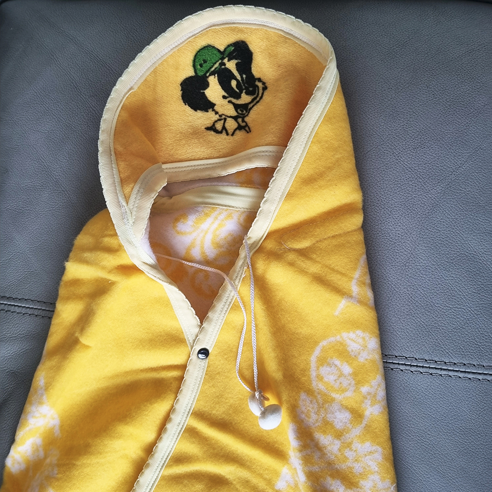 BEDONG BAYI DENGAN KANCING CETET DAN TOPI BAHAN KAIN LEMBUT WARNA KUNING