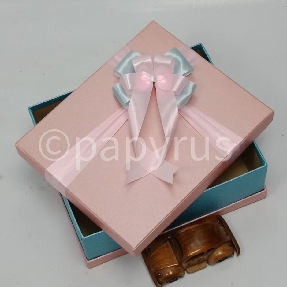 

PAPYRUS Sandwich 22,5x27,5 Tinggi 10cm Kotak Kado Gift Box V3