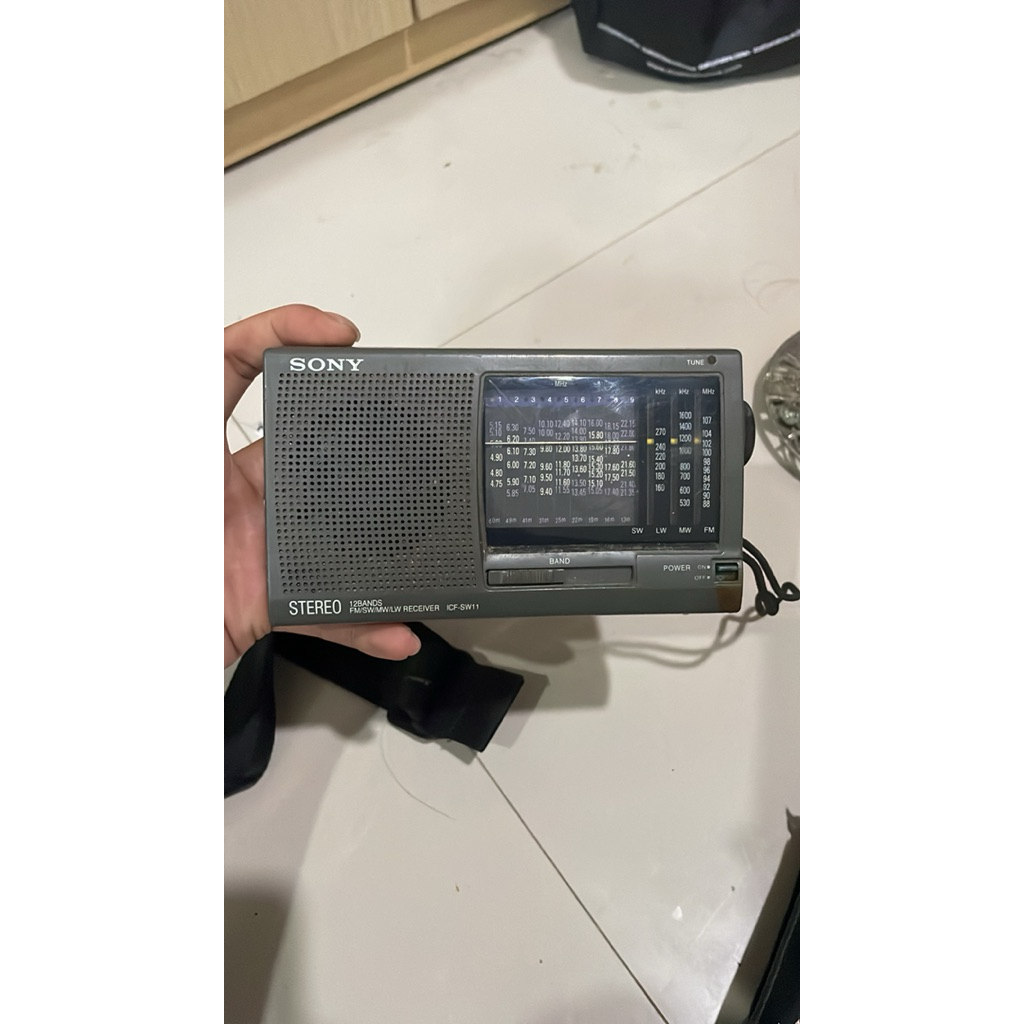 radio portabel merek Sony model ICF-SW11