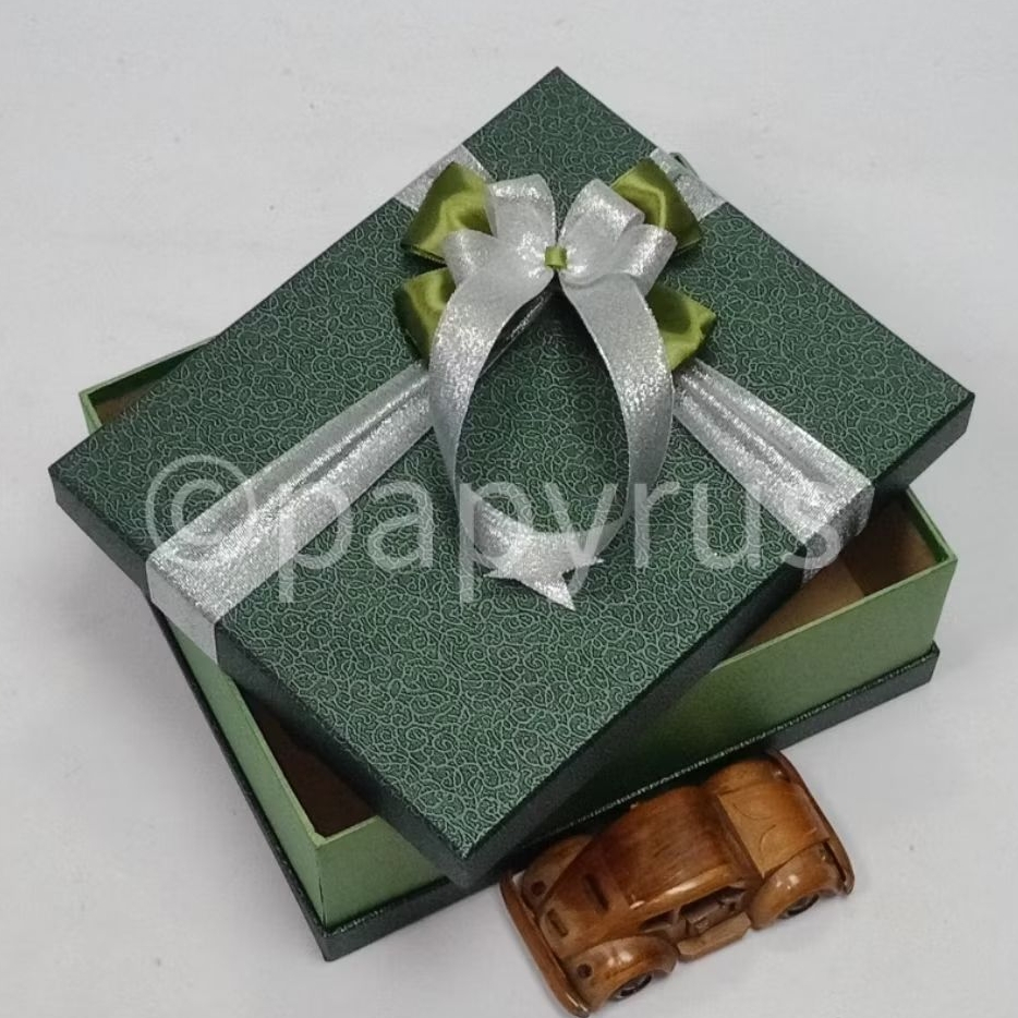 

PAPYRUS Sandwich 22,5x27,5 Tinggi 10cm Kotak Kado Gift Box Hadiah V2