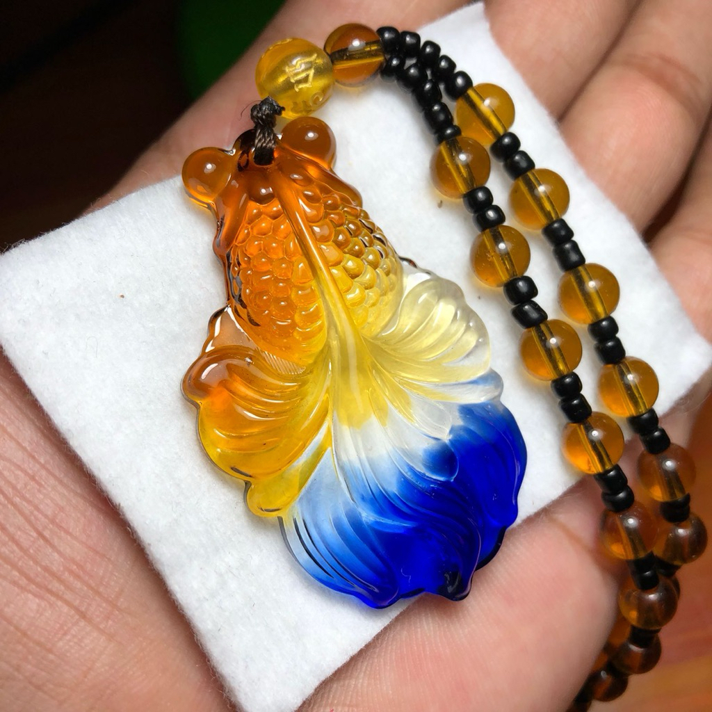 Kalung Liontin Batu Giok Alami dari Burma Gambar Ikan Pancawarna