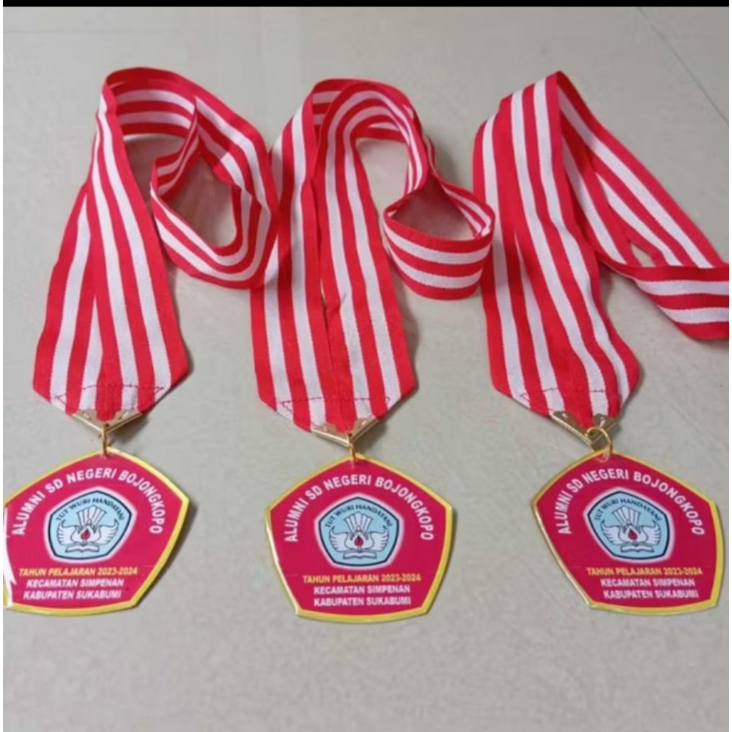 

medali + kantong ijazah Sekolah Cuatom