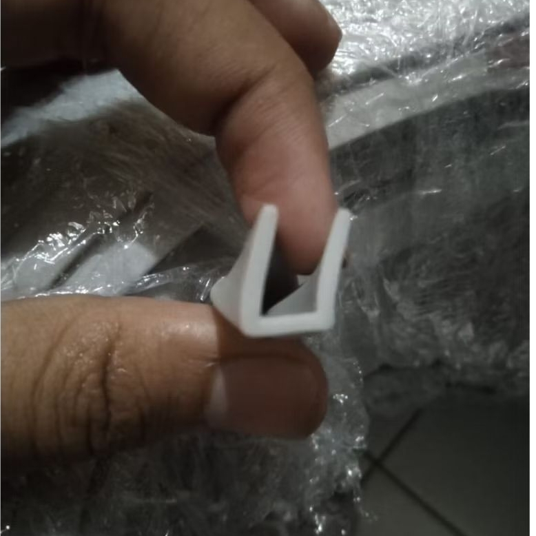 Karet Lis (U) jepit untuk kaca 5mm [warna abu]