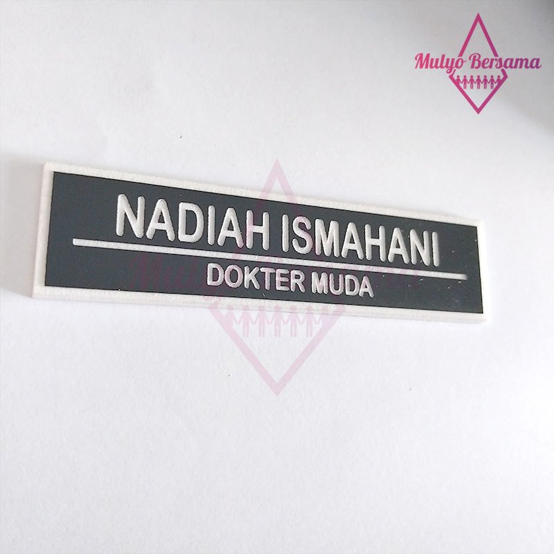 

Papan Nama Dada Model Grafir Name Tag Grafir Custom - Mulyo Bersama