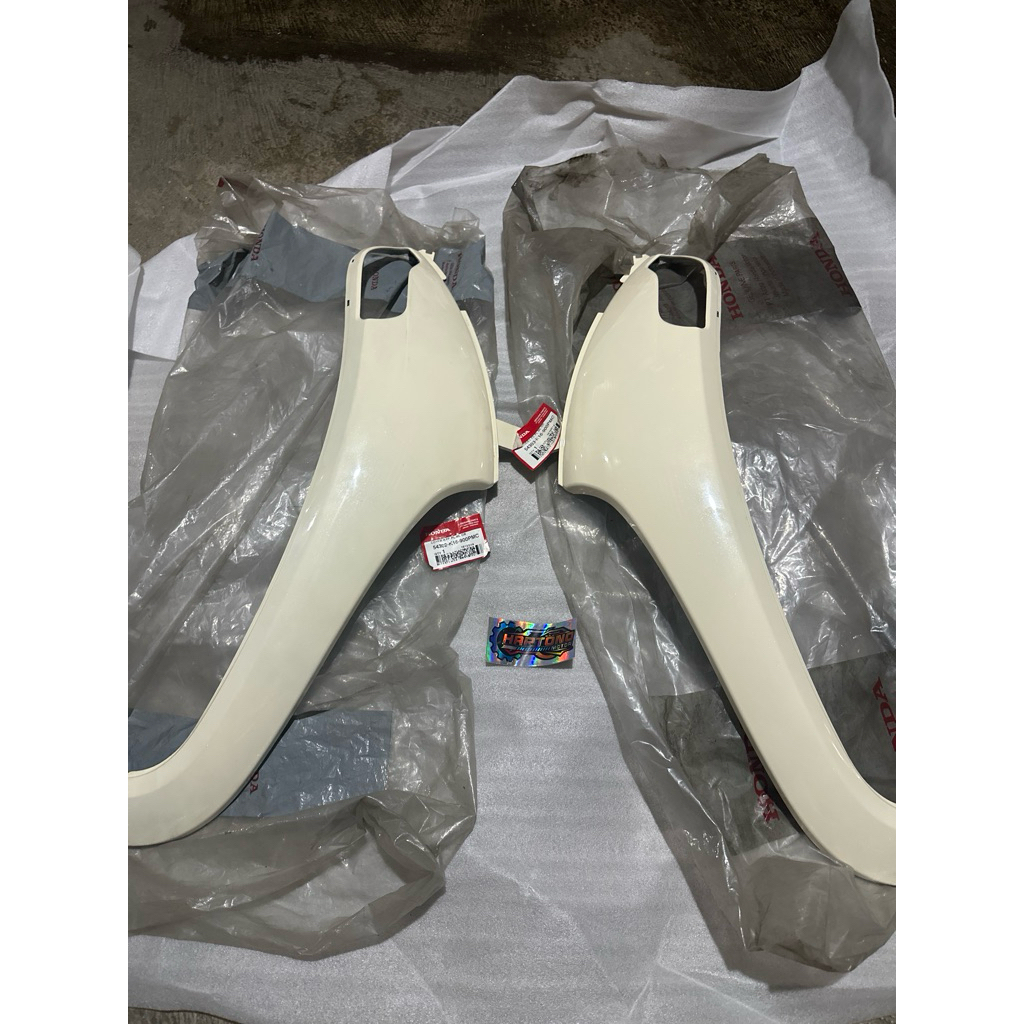 54302-K16-900PMC 54303-K16-900PMC Tebeng Tameng Cover Sayap Kanan atau Kiri Scoopy Fi Esp Krem CREAM