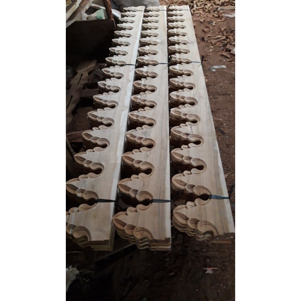 lisplang atap rumah motif ukiran cemara kayu jati