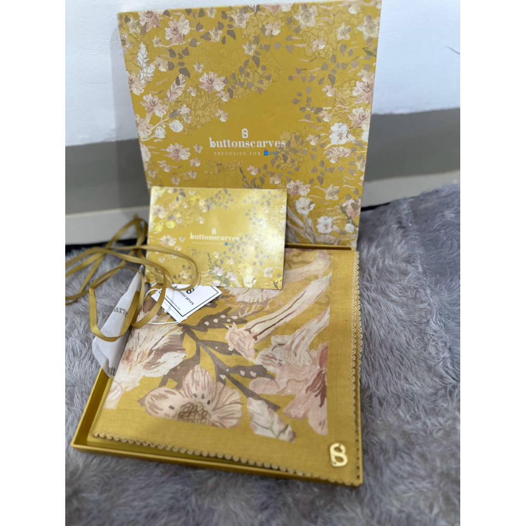 preloved Buttonscarves Daisy reguler voal square in Yellow fullset comes with box. lc aman, ada deff