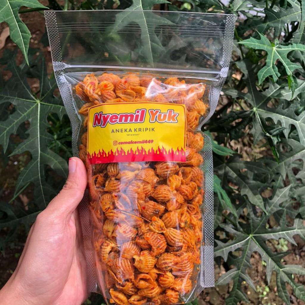 

Kripik Keong pedas gurih daun jeruk 250g