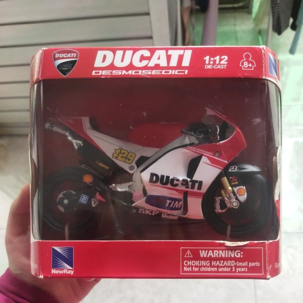diecast Ducati Desmosedici 1:12