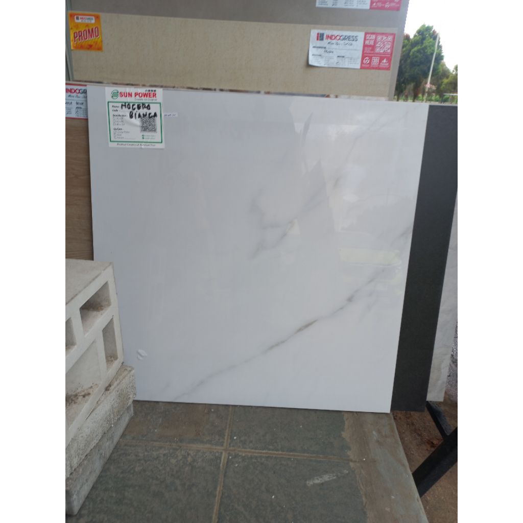 GRANIT MERK SUNPOWER TIOE NORECA BIANCA UKURAN 60X60 WARNA DASAR PUTIH CORAK MOTIF MARBLE ABU PERMUK