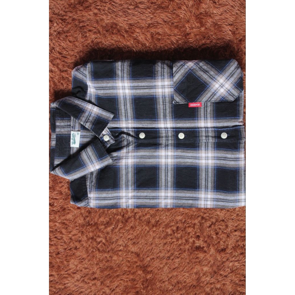 Baju Kemeja lengan panjang  "Urban White" Size M  lebar dada 53 panjang 71cm. Keren  mulus