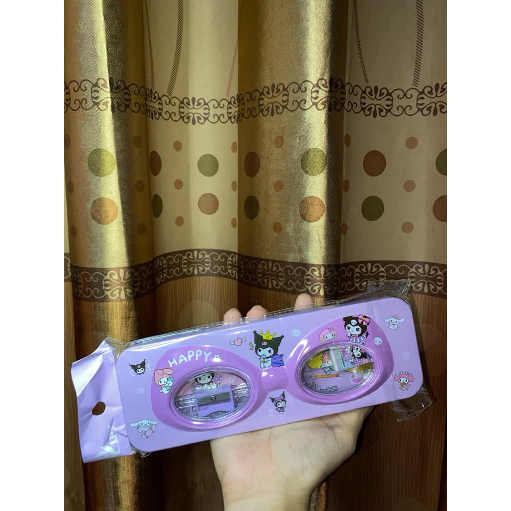 

Kotak Pensil Kaleng 2 Susun model kacamata dengan isi / pencil case Set Tempat Pensil Kaleng dengan isi model kacamata dan karakter