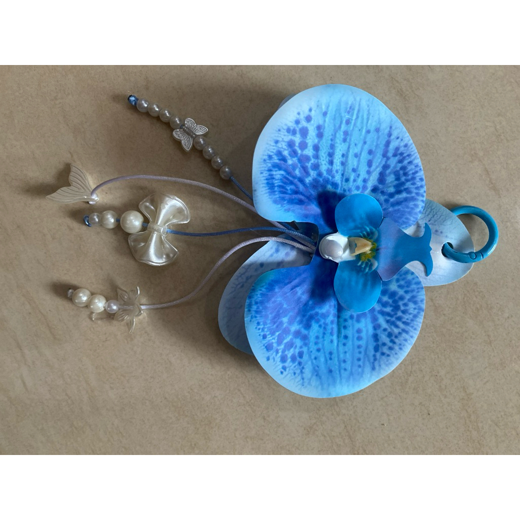 keychan bunga anggrek latex dengan bahan dan manik2 premium biru muda