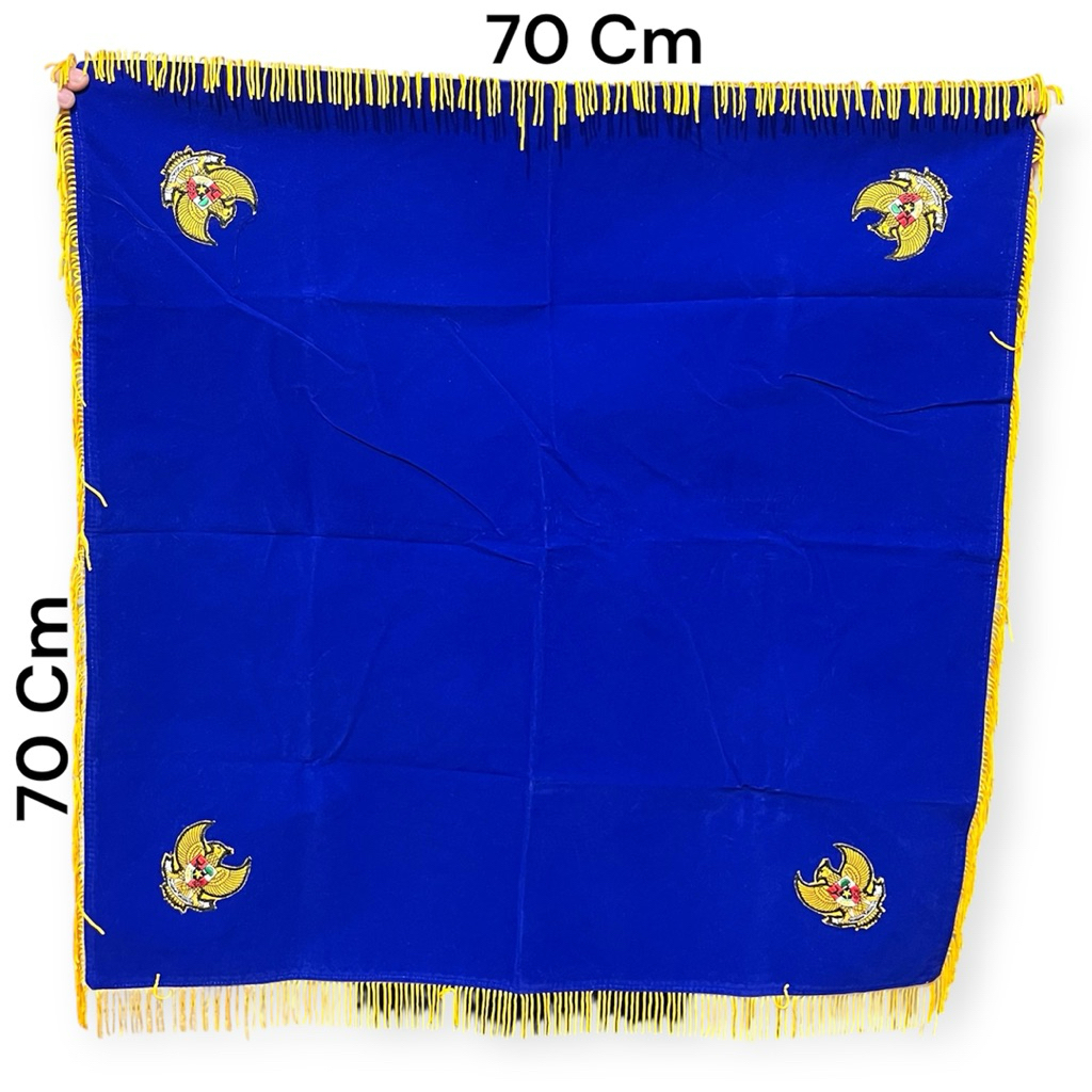 

Lancar Jaya Advertising Alas Baki Bendera Upacara Premium 70x70 cm – Beludru Mewah, Rumbai Emas, Logo Pancasila di Tiap Sudut | Bisa Custom Instansi / Organisasi / Pemerintahan