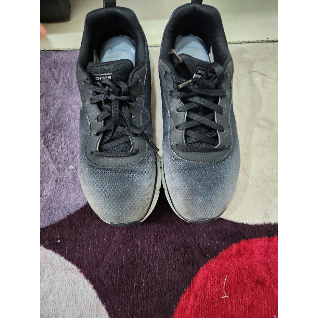 Preloved Skechers sepatu lari black