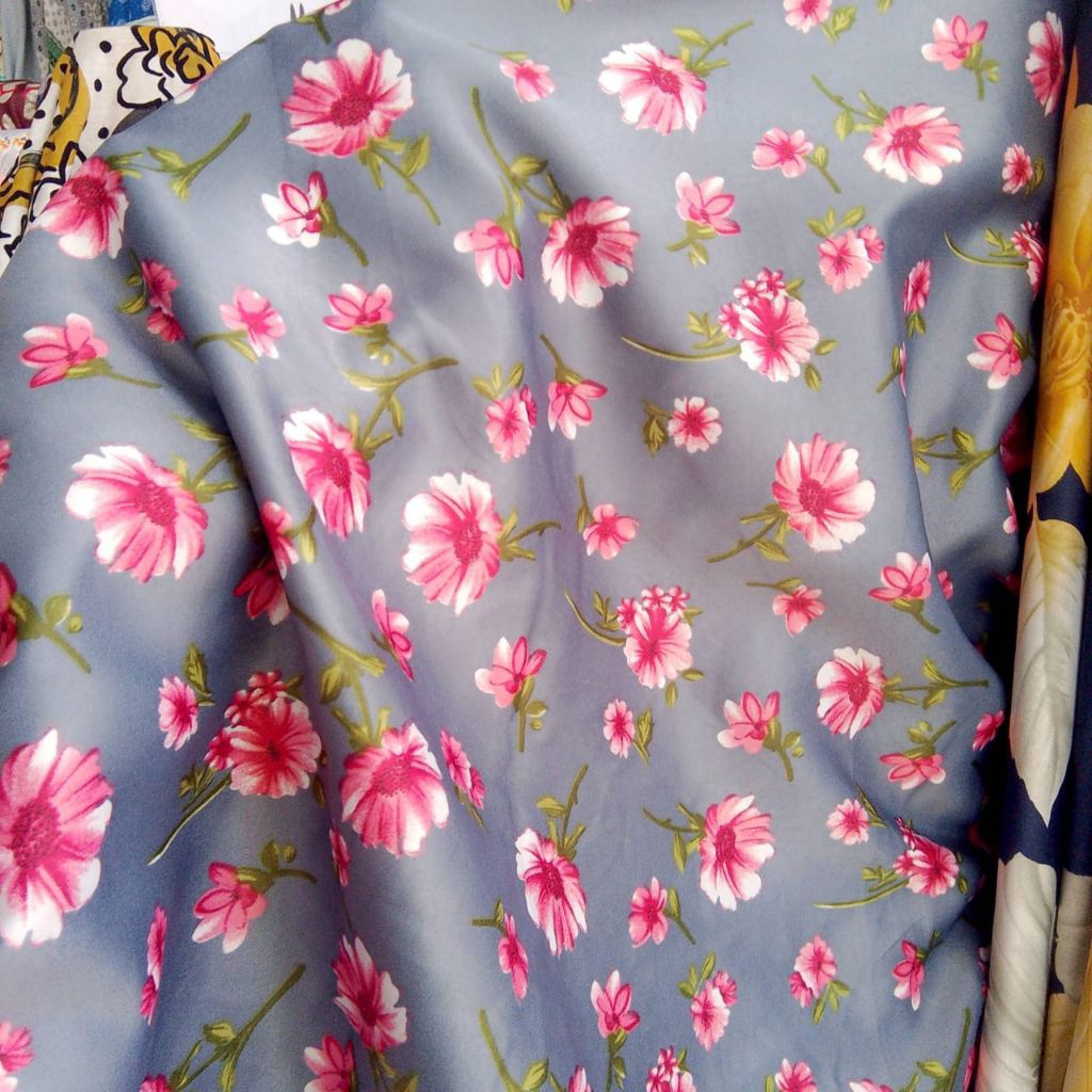 Kain Satin Silk Motif Bunga Sakura Pink di Atas Abu – Elegan & Lembut