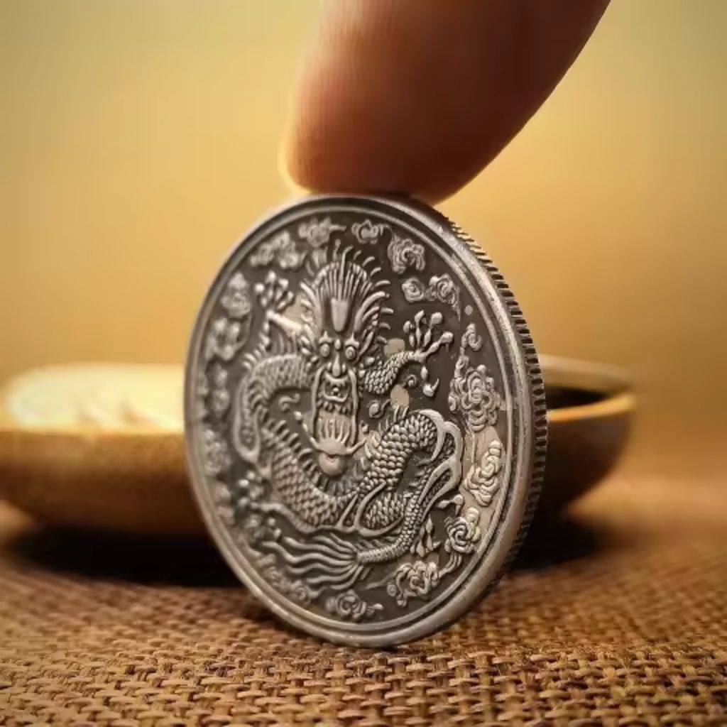 Koin kuno peninggalan bersejarah bergambar naga