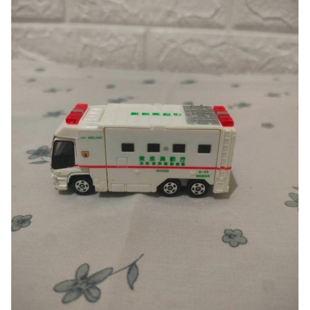 tomica isuzu giga ambulance