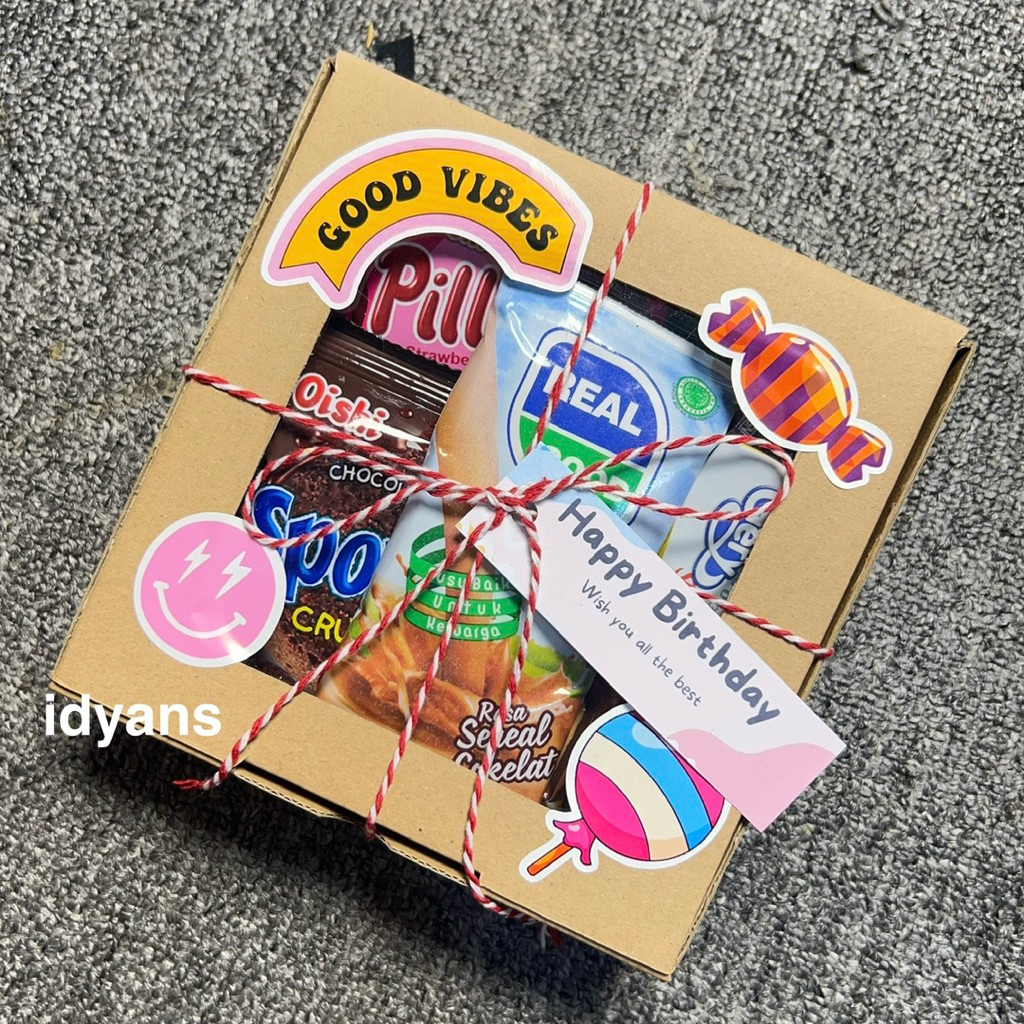 

GIFTBOX SNACK TRANSPARAN / KADO GRADUATION / KADO ULANG TAHUN / HADIAH LOMBA / SEMPRO / SEMHASTULATIO / KADO MURAH / KADO PACAR / HAMPERS MURAH / BINGKISAN
