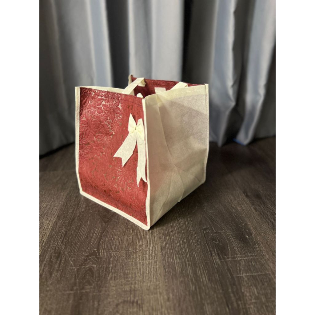 

(1 PACK/60 PCS) TAS HAJATAN EMBOS PITA 22×22 TINGGI 28 CM / GOODIE BAG / TAS BELANJA / TAS NASI KOTAK