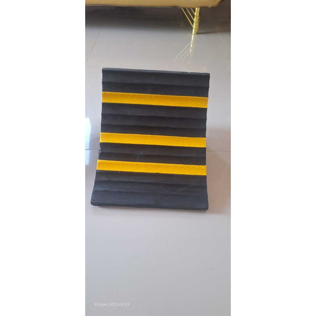 Wheel Chock Rubber / Karet Ganjalan Penahan Ban / Wheel Chock 7Kg