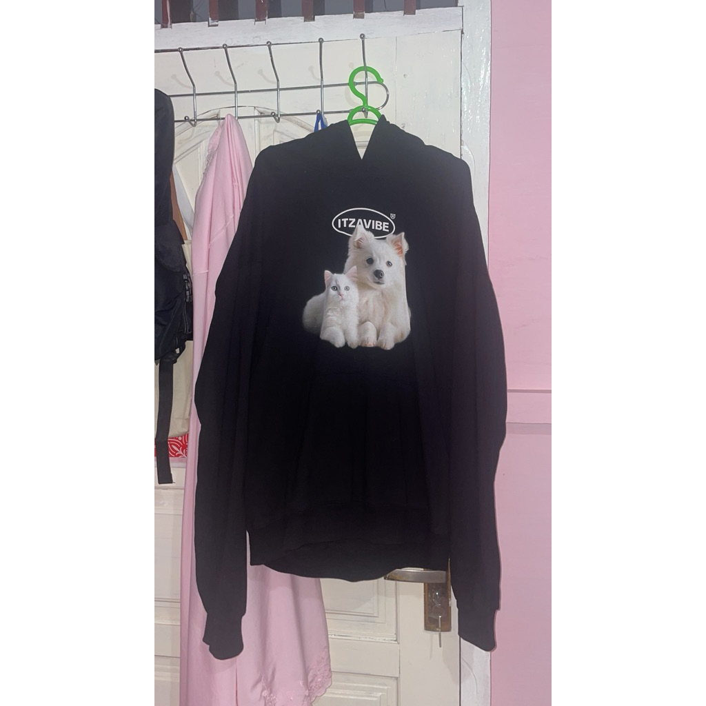 (PRELOVED) HOODIE SWEATER ITZAVIBE CAT&DOG (JENO&JAEMIN) BLACK