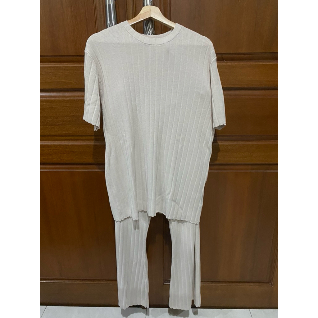 Preloved One Set Knit Nude