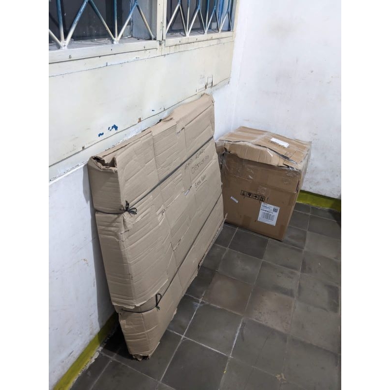 

kardus bekas rusak parah