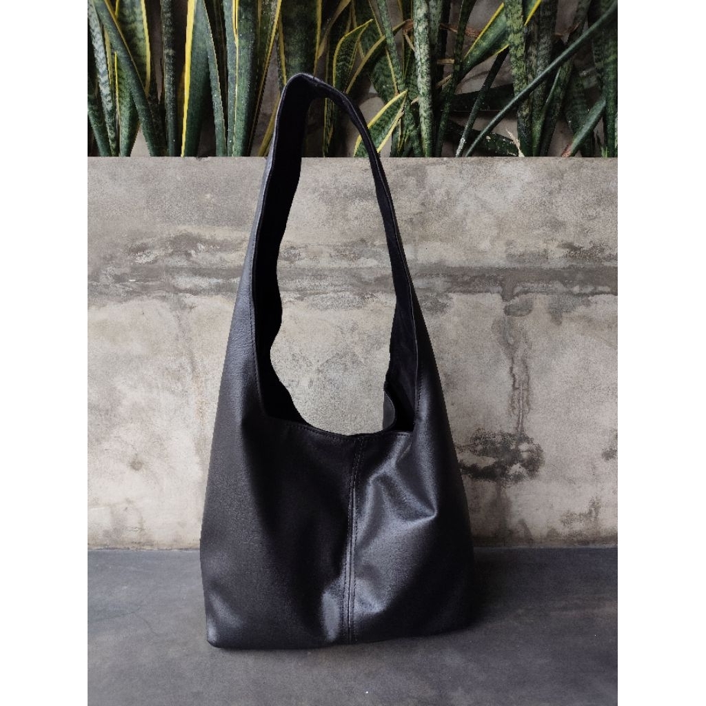 tas slempang wanita hitam