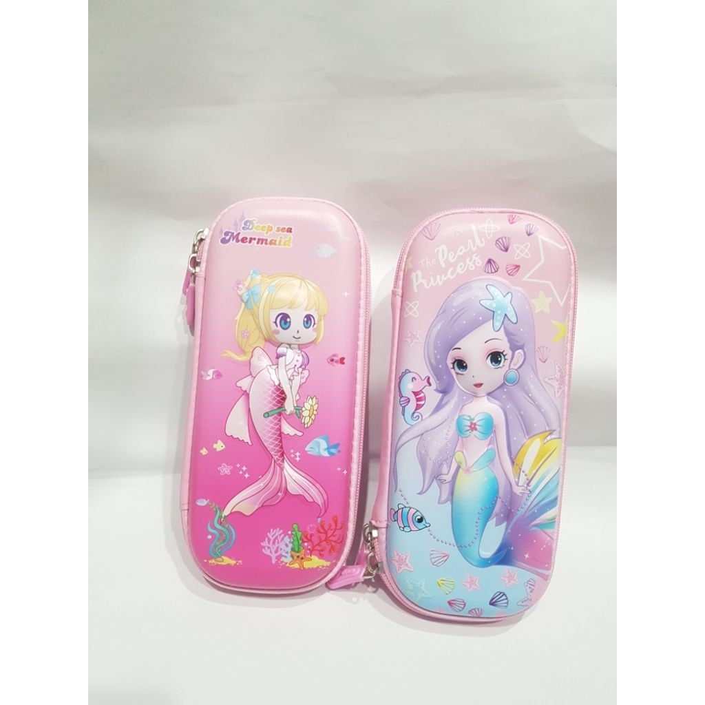 

Tempat Pensil Sleting Embose Karakter Anak Cewe Motif Mermaid D10966