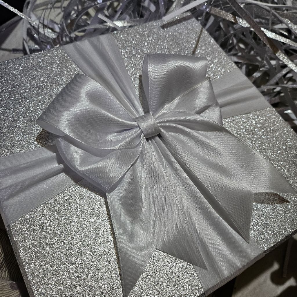 

Hardbox Kotak Kado Hadiah Exclussive Glitter Silver Pita Putih