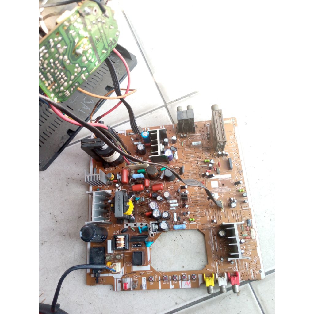 Mesin TV tabung slim 21inc merk Sharp, non EW, normal.