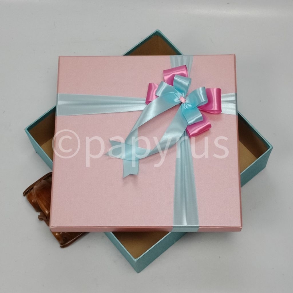 

PAPYRUS Kombinasi 30x30 Tinggi 5cm Kotak Kado Gift Box Hardbox Hampers V1