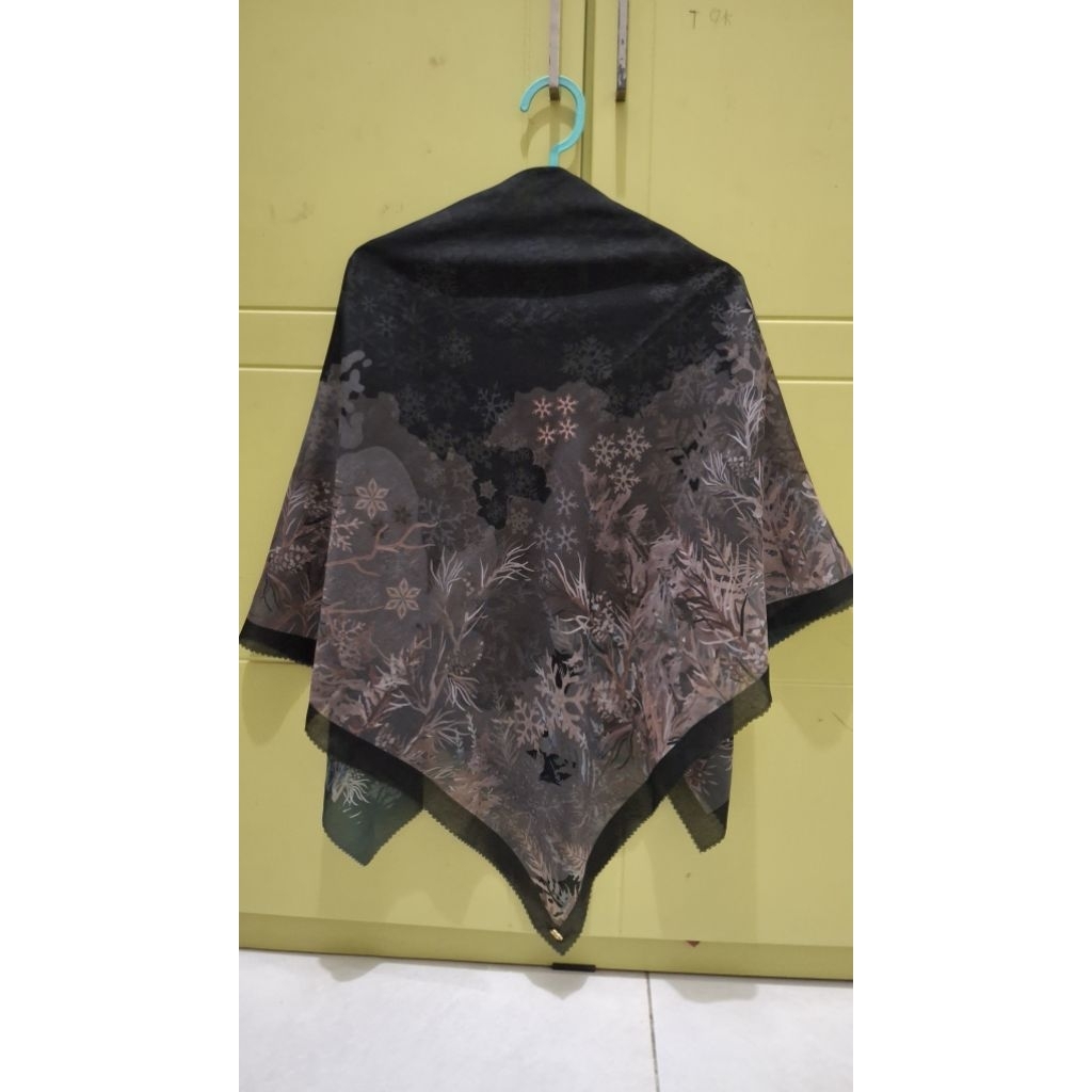 Preloved Buttonscarves Frozen Black