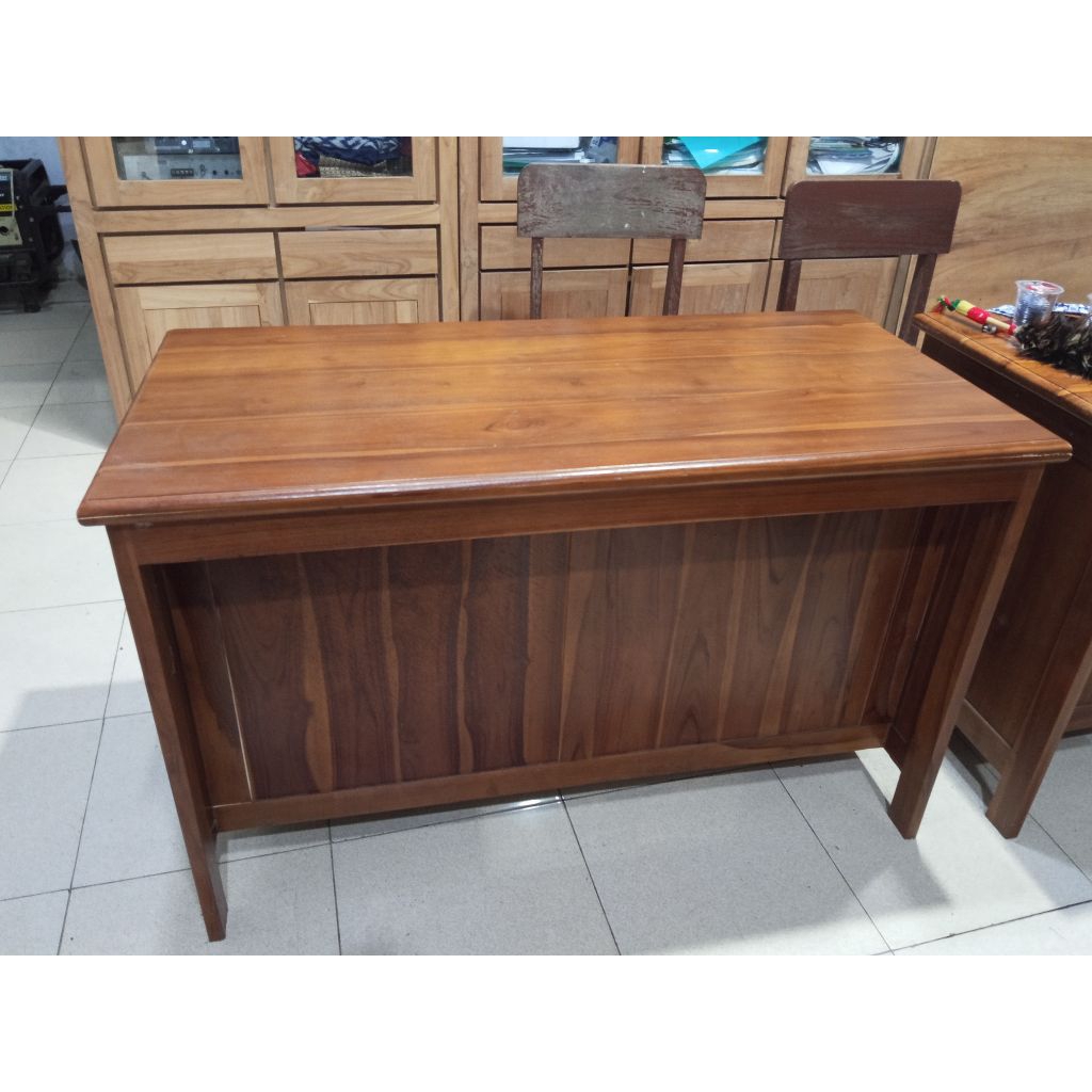 "Meja Kerja Kayu Jati Minimalis dengan Laci dan Lemari"