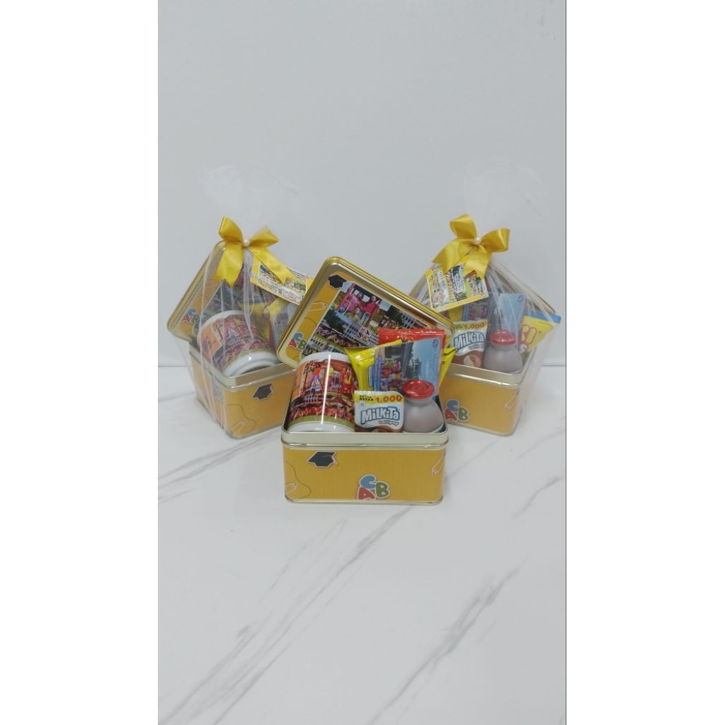

hampers perpisahan sekolah/souvenir mug dan snack ulang tahun/goodie bag ulang tahun custom/paket snack ultah/hampers khitanan/kantor/souvenir custom