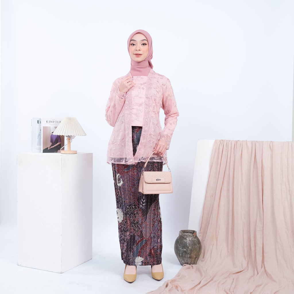 WEARHRVY | Baju Kebaya Kutu baru Tile One Set dengan Rok Plisket batik | Kebaya Kondangan Wanita Hij