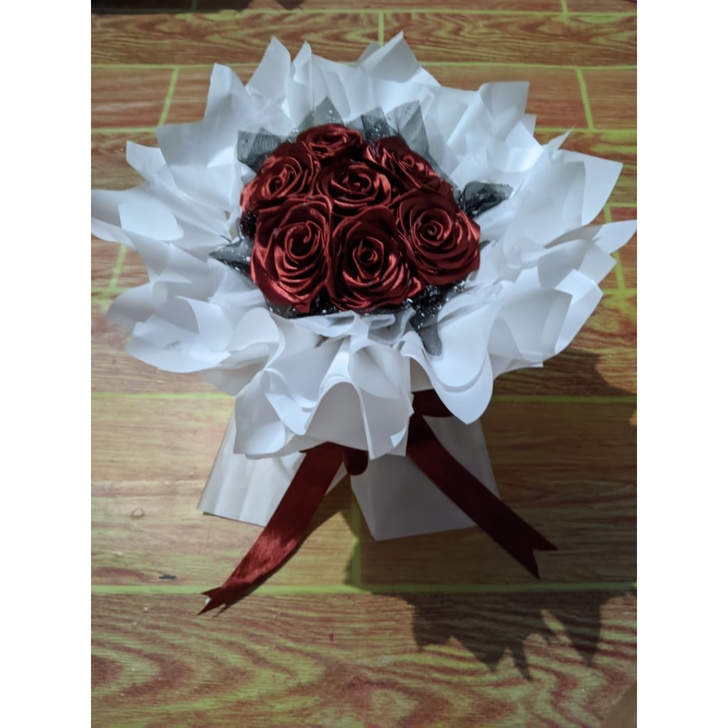 

bouquet pita satin warna merah maroon